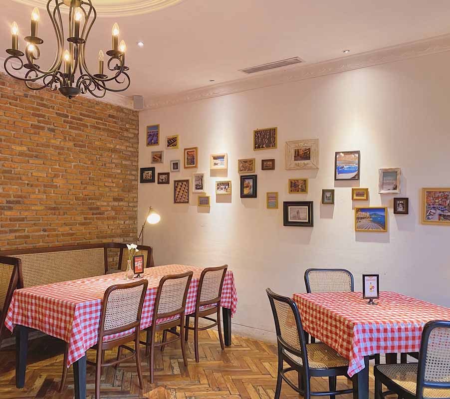 Ruang makan yang didominasi furnitur kayu dan rotan yang membuat suasana lebih homey